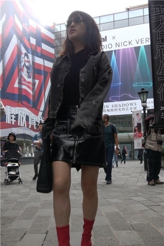 4K - 红靴子街拍短裙美腿气质墨镜美女 [1.12 GB]（视频版）