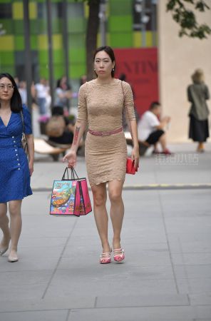 鱼嘴高跟鞋包臀裙街拍美女