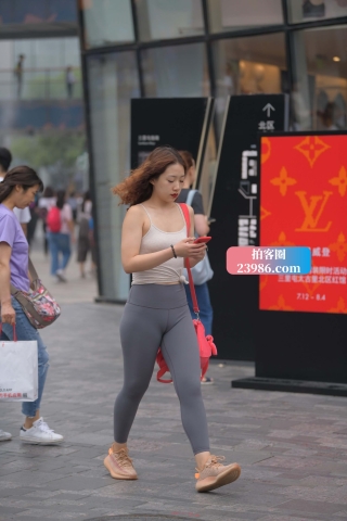 街拍灰色紧身瑜伽裤美眉