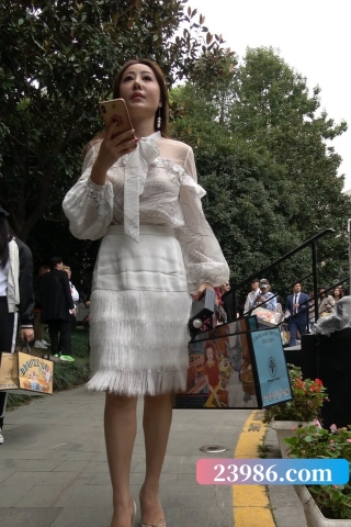 4K - 街拍白裙白高跟气质美女 [901 MB/MP4]（视频版）