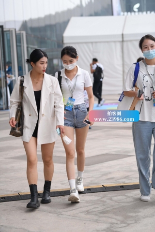 展会场外拍热牛小妹