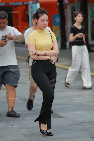 丰润黑色瑜伽裤美女