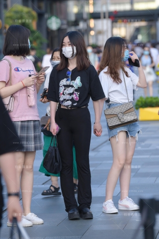 年轻女孩，身材倒不赖~