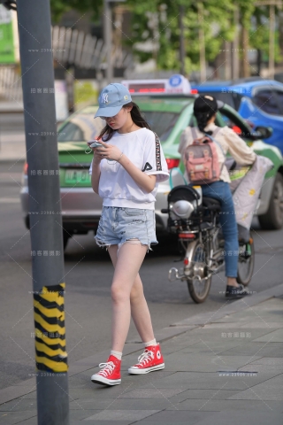 街拍热裤，白T恤眼镜妹