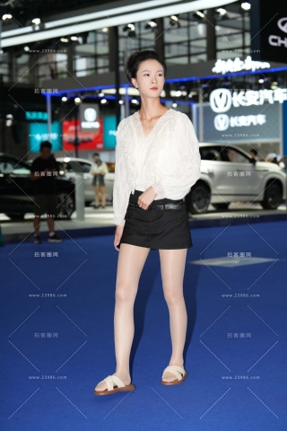 光滑肉丝腿美眉