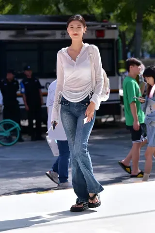 ★笑呵呵牛仔裤美女