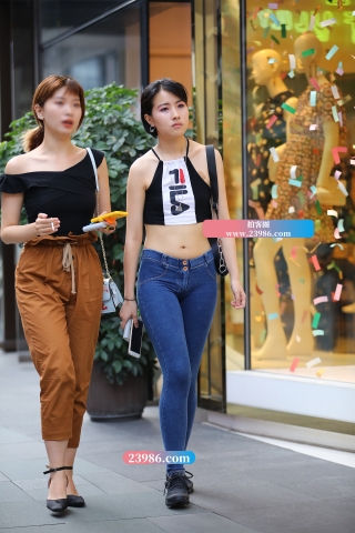 【视觉冲击赛帖】超短露背心+紧致蜜桃裤MM