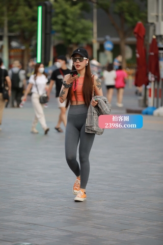 街拍紧身蜜臀美眉