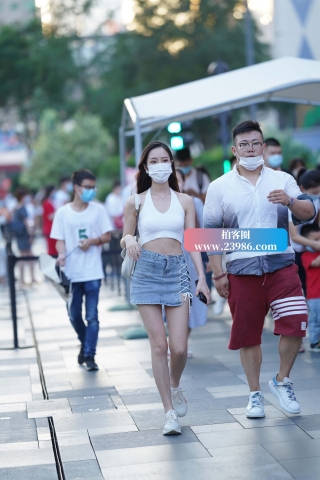 街拍牛仔短裙长腿女友~