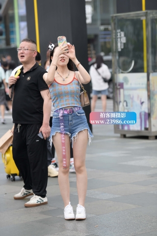 抓拍小清新的热牛妹子