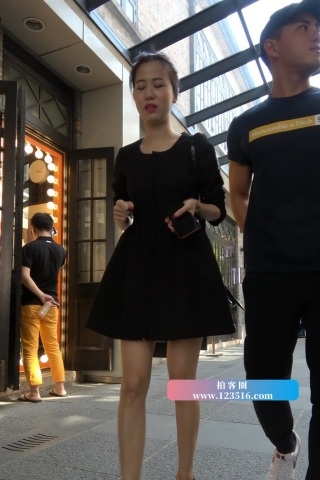 4K - 街拍黑色连衣裙性感高跟美女 [1.09 GB/MP4]（视频版）