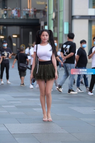 搭讪街拍可爱型双马尾辫短裙女孩