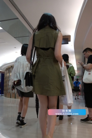 4K - 街拍军绿色连衣裙高挑长腿美女 [0.97 GB/MP4]（视频版）