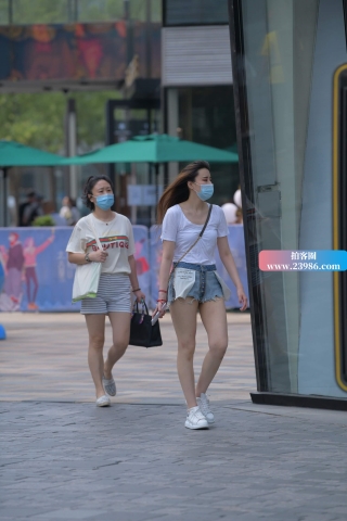 街拍白T恤热牛小姐姐