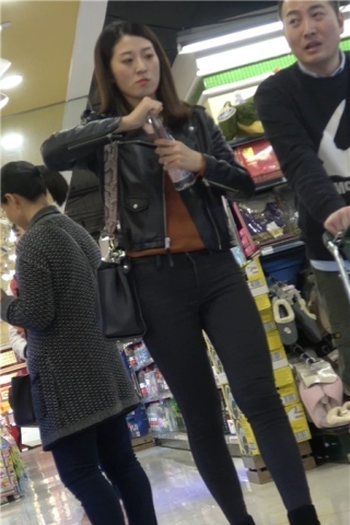 4K 商场偶遇黑衣黑裤气质美女 [927 MB]（视频版）
