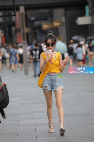 街拍黄衣服高腰热裤小可爱