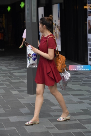 背包包的连衣裙姐姐