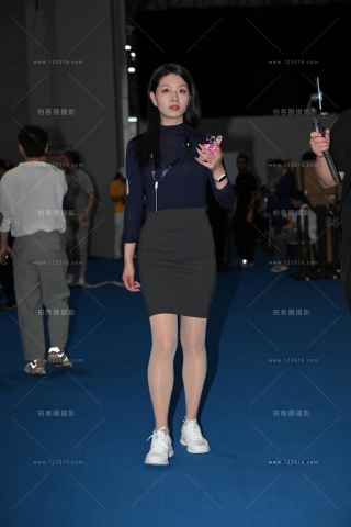 穿运动鞋的包臀裙美女