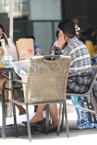 午休吃饭的妹纸挑鞋晾脚