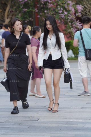 街拍黑色热裤美腿长腿美女