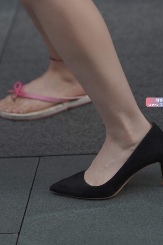 靓丽的黑色短裙籹籽