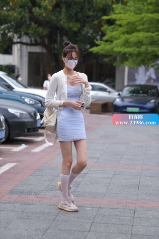 街拍苗条高挑长腿小姐姐