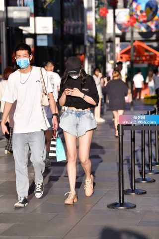 街拍带着鸭舌帽的小姐姐