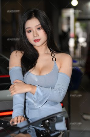 丰满的车模美女