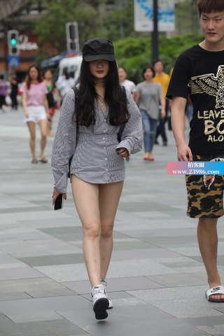 黑色鸭舌帽小姐姐