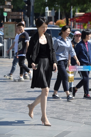 街拍白皙苗条姐姐