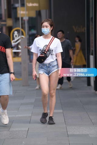 街拍白T恤，超短热裤小姐姐
