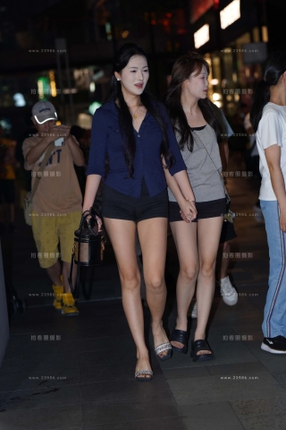 夜拍黑色热裤美腿