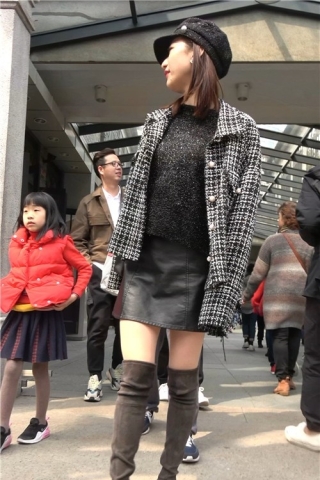 4K - 短裙，长筒靴，丝袜年轻辣妈 [605 MB/MP4]（视频版）