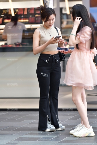 ★白皙黑色牛仔裤美女