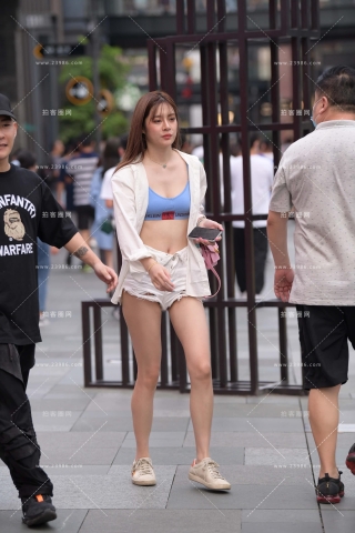 街拍白热裤长腿美眉