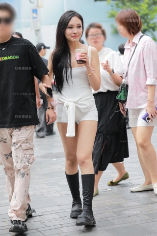 白色性感热裤美女