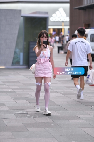 街拍粉色群少女