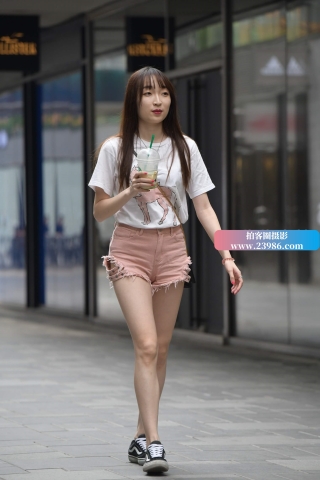 街拍黑长直发，粉色热裤小姐姐