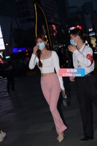 夜拍粉色长裤美眉~