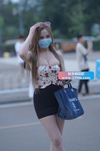 丰满小姐姐，快要装不下啦。