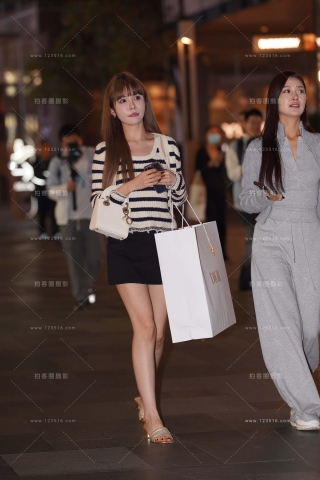 夜拍逛街的美腿小姐姐