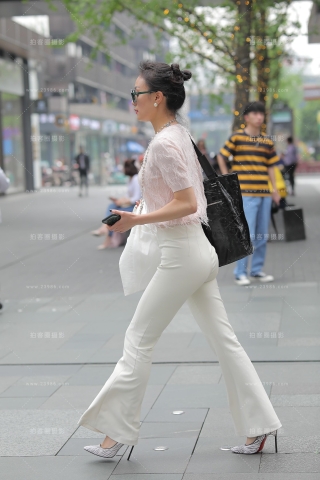 【凯恩赛贴】美女的紧身喇叭裤 很显臀