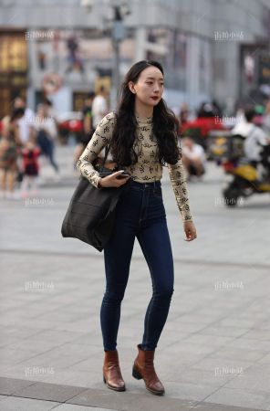 街拍牛仔紧身裤少妇