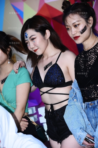 短短的热裤，小丰满