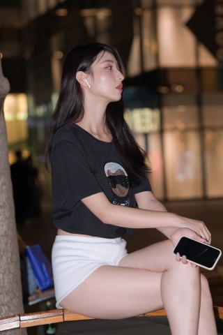 夜拍白色热裤美女【原图+视频】