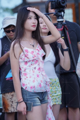 抓拍热裤美腿小姐姐