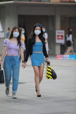 街拍极品性感蓝色包臀裙高跟美女