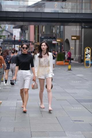 街拍白嫩气质小仙女