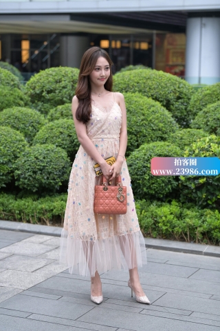 街拍甜美高跟美女