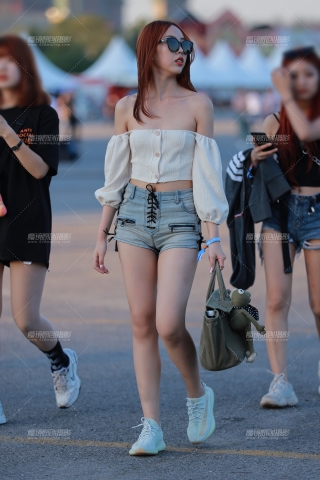 【小默赛帖】第1398篇★热裤一字肩美女★